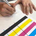 ポスターにペンで文字は書ける？6種類の用紙・素材を5種類の筆記具で検証！